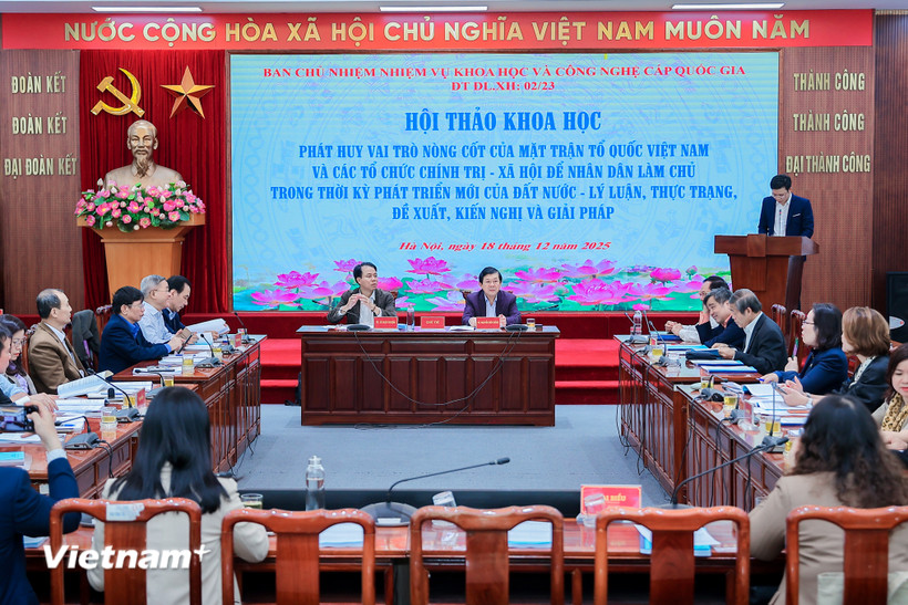 Hội thảo "Phát huy vai trò nòng cốt của Mặt trận Tổ quốc Việt Nam và các tổ chức chính trị - xã hội để nhân dân làm chủ trong thời kỳ phát triển mới của đất nước - Lý luận, thực trạng, đề xuất, kiến nghị và giải pháp" tổ chức chiều nay 18/12. (Ảnh: Hoài Nam/Vietnam+)