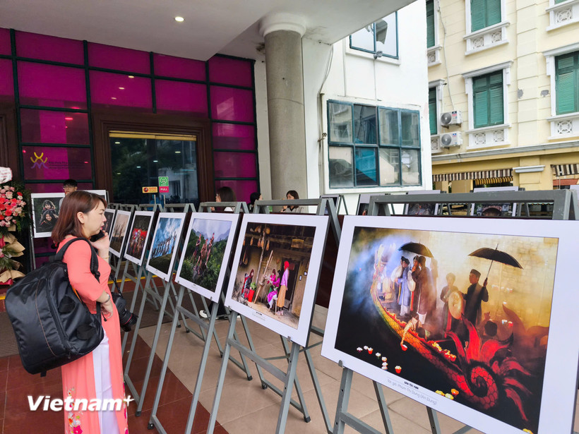 Triển lãm ảnh “Sắc màu cuộc sống các dân tộc Việt Nam” tại Bảo tàng Phụ nữ Việt Nam. (Ảnh: Hoài Nam/Vietnam+)