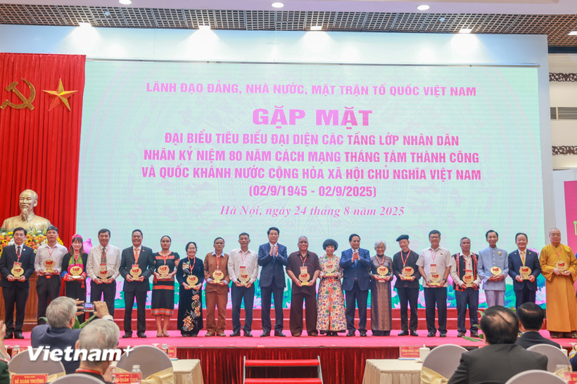 Lãnh đạo Đảng, Nhà nước đã gặp mặt 300 đại biểu tiêu biểu đến từ 34 tỉnh, thành phố đại diện các tầng lớp Nhân dân nhân kỷ niệm 80 năm Cách mạng Tháng tám và Quốc khánh 2/9. (Ảnh: Hoài Nam/Vietnam+)