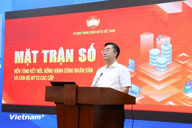 Ông Nguyễn Bá Cát, Phó Chánh văn phòng, Giám đốc Trung tâm Thông tin và chuyển đổi số cơ quan Ủy ban Trung ương Mặt trận Tổ quốc Việt Nam giới thiệu về "Mặt trận số." (Ảnh: PV/Vietnam+)