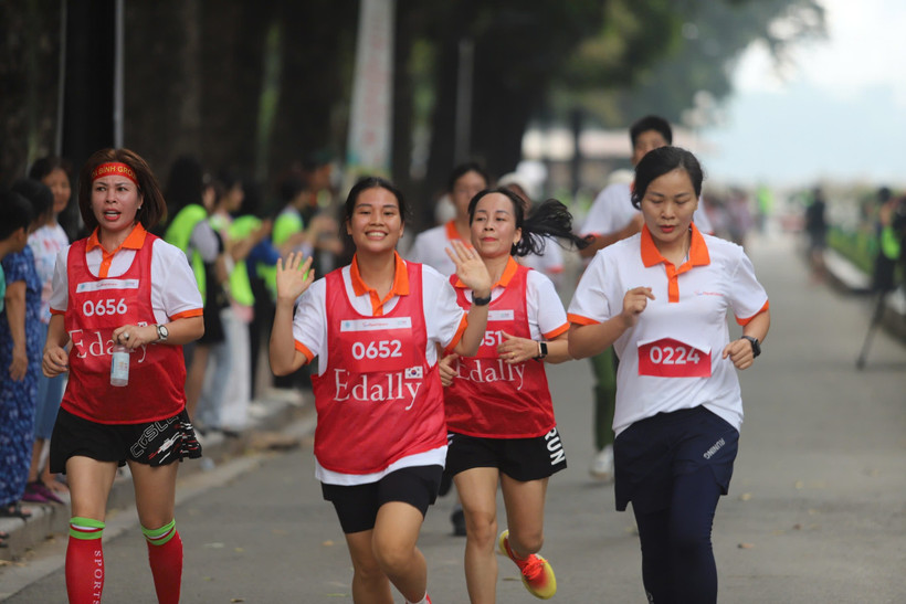 Giải chạy Phụ nữ chạy hưởng ứng Vì môi trường không khói thuốc" nhân kỷ niệm ngày 20/10 tổ chức tại Công viên Thống Nhất. (Ảnh: PV/Vietnam+)