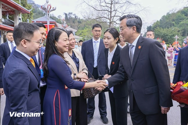 Phó Tổng Thư ký Chính hiệp Toàn quốc Trung Quốc Trương Mậu Vu đón đoàn tại Cửa khẩu quốc tế Hữu nghị (Lạng Sơn). (Ảnh: PV/Vietnam+)