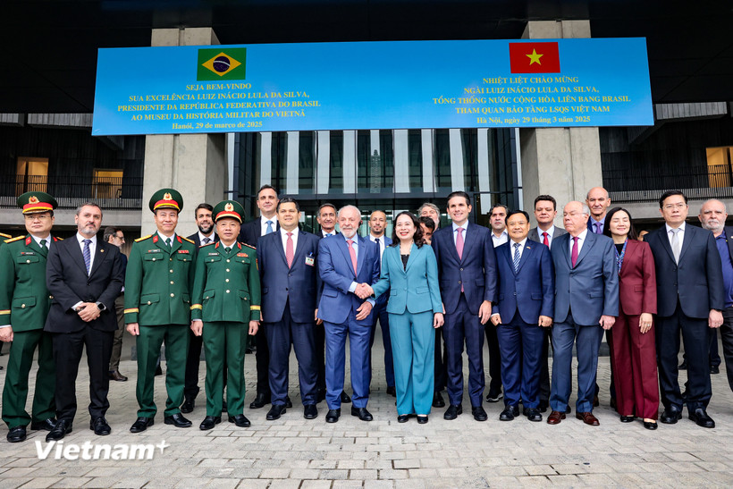 Tổng thống Brazil Luiz Inácio Lula da Silva và Phó Chủ tịch nước Võ Thị Ánh Xuân tại Bảo tàng Lịch sử Quân sự Việt Nam. (Ảnh: Hoài Nam/Vietnam+)