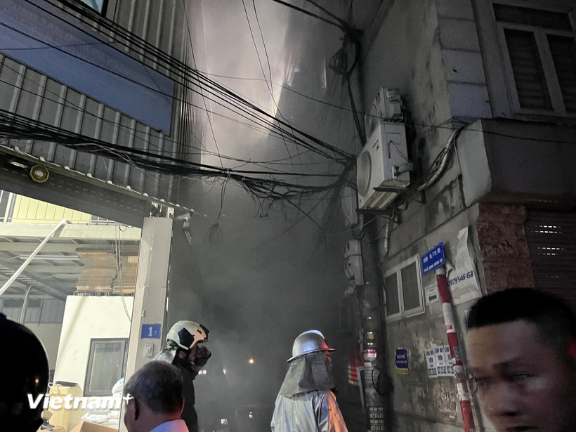 Hiện trường xảy ra vụ cháy 3 giờ 20 phút 28/4 tại ngôi nhà 3 tầng, 1 tum tại phố Định Công Hạ (Định Công, Hoàng Mai, Hà Nội) khiến 3 người tử vong và 1 người bị thương. (Ảnh: PV/Vietnam+)