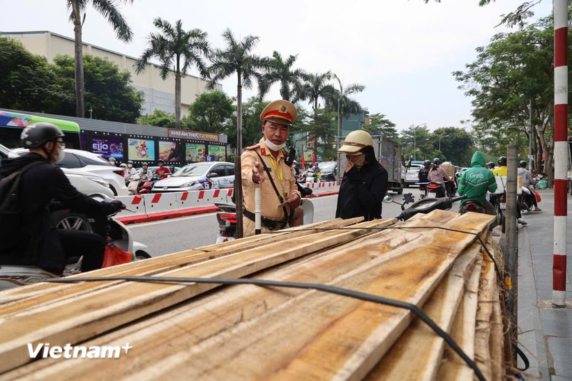 Lực lượng Cảnh sát giao thông Hà Nội đồng loạt triển khai kiểm tra, xử lý các phương tiện vi phạm liên quan đến xe tự chế, xe chở hàng cồng kềnh trên các tuyến phố trọng điểm. (Ảnh: PV/Vietnam+)