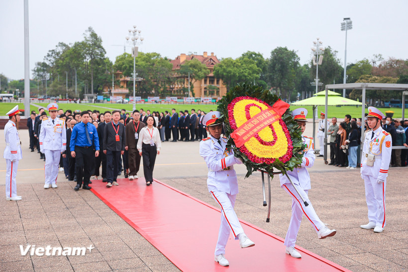 Đoàn Đại biểu thanh niên Trung Quốc viếng Lăng Chủ tịch Hồ Chí Minh 