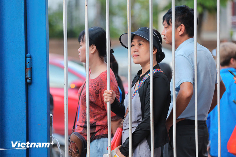 Phụ huynh hồi hộp, lo lắng khi các sỹ tử bước vào phòng thi làm bài môn đầu tiên trong kỳ thi THPT năm 2025. (Ảnh: Hoài Nam/Vietnam+)