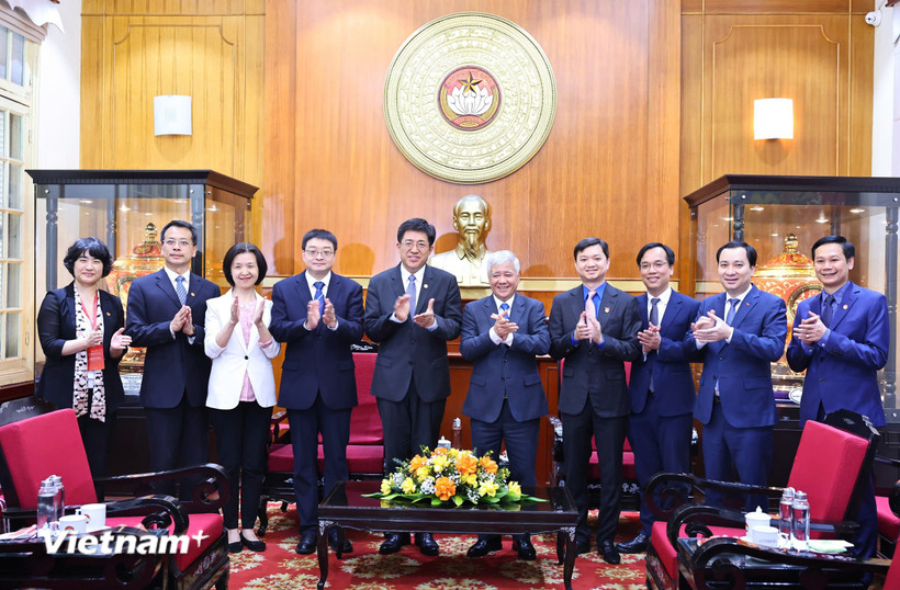 Ông Đỗ Văn Chiến, Ủy viên Bộ Chính trị, Bí thư Trung ương Đảng, Chủ tịch Ủy ban Trung ương Mặt trận Tổ quốc Việt Nam chụp ảnh lưu niệm cùng ông A Đông, Bí thư thứ nhất Ban Bí thư Trung ương Đoàn Thanh niên Cộng sản Trung Quốc. (Ảnh: PV/Vietnam+)