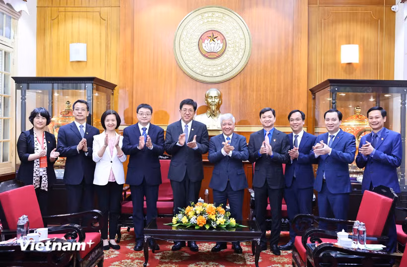 Ông Đỗ Văn Chiến, Ủy viên Bộ Chính trị, Bí thư Trung ương Đảng, Chủ tịch Ủy ban Trung ương Mặt trận Tổ quốc Việt Nam chụp ảnh lưu niệm cùng ông A Đông, Bí thư thứ nhất Ban Bí thư Trung ương Đoàn Thanh niên Cộng sản Trung Quốc. (Ảnh: PV/Vietnam+)