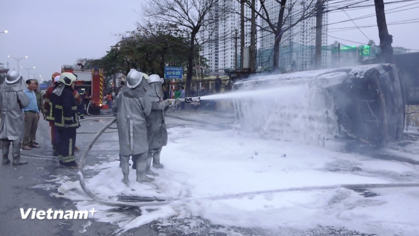 Lực lượng chức năng nhanh chóng có mặt tại hiện trường để xử lý vụ việc. (Ảnh: PV/Vietnam+)