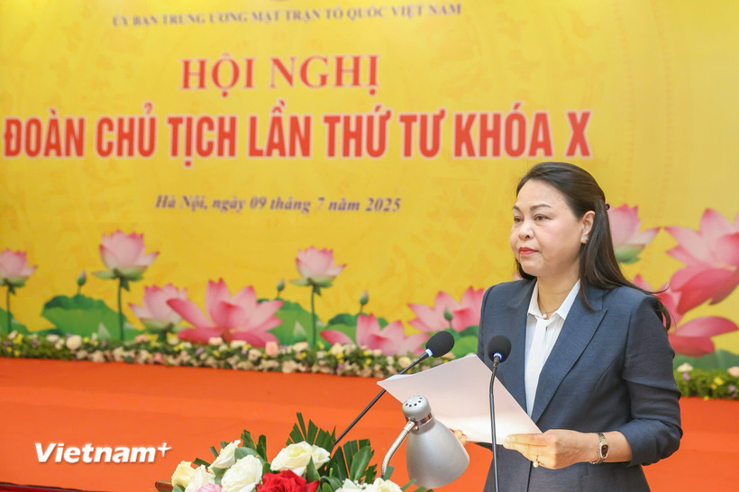 Phó Chủ tịch-Tổng Thư ký Ủy ban Trung ương Mặt trận Tổ quốc Việt Nam Nguyễn Thị Thu Hà trình bày nội dung tờ trình tại Hội nghị. (Ảnh: PV/Vietnam+)
