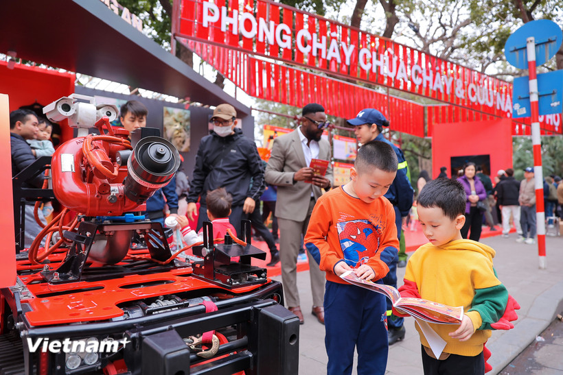 Khu trưng bày phương tiện Phòng cháy chữa cháy và Cứu nạn cứu hộ tổ chức vào tháng 3/2025 tại không gian phố đi bộ Hồ Gươm (Hà Nội). (Ảnh: Hoài Nam/Vietnam+)