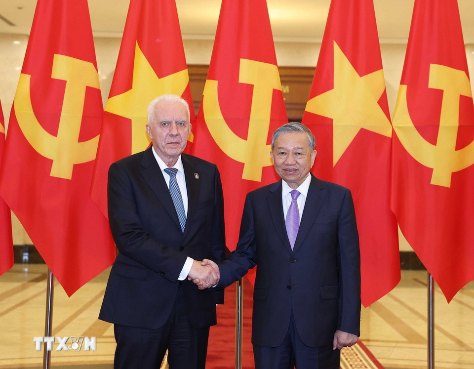 Tổng Bí thư Tô Lâm và Tổng Công tố Nga Alexander Vladimirovich Gutsan. (Ảnh: Thống Nhất/TTXVN)