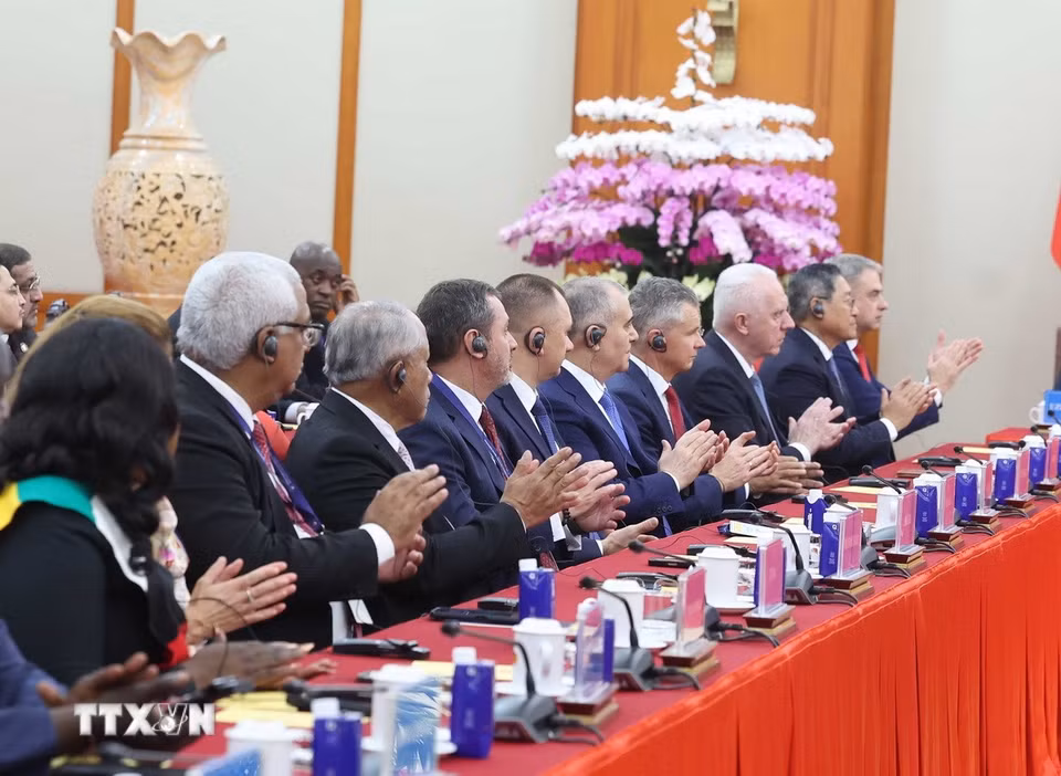 Trưởng đoàn các nước tham dự Lễ mở ký Công ước Hà Nội tham dự cuộc gặp Tổng Bí thư Tô Lâm. (Ảnh: Thống Nhất/TTXVN)