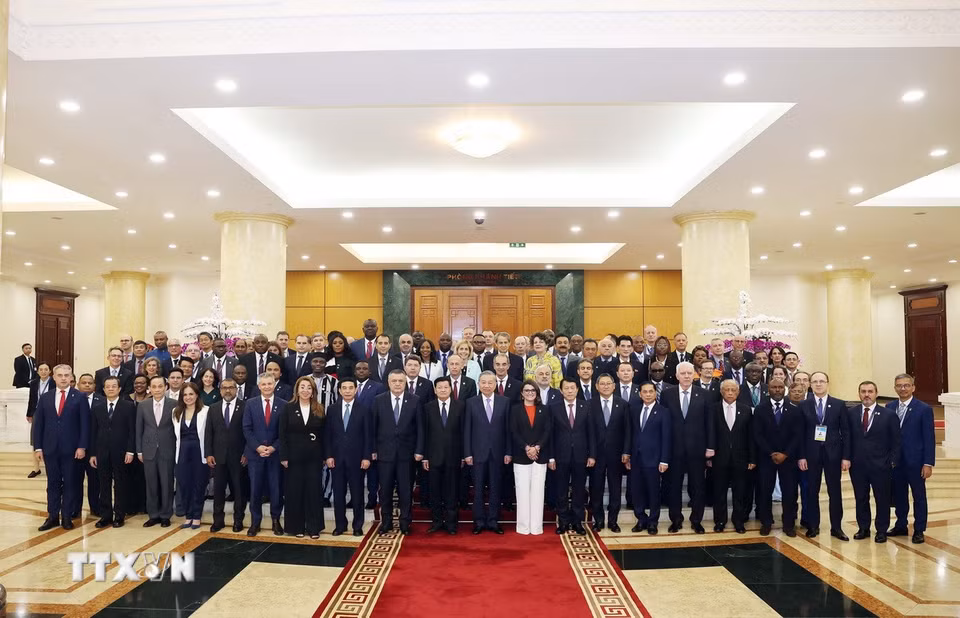 Tổng Bí thư Tô Lâm chụp ảnh chung với Trưởng đoàn các nước tham dự Lễ mở ký Công ước Hà Nội. (Ảnh: Thống Nhất/TTXVN)