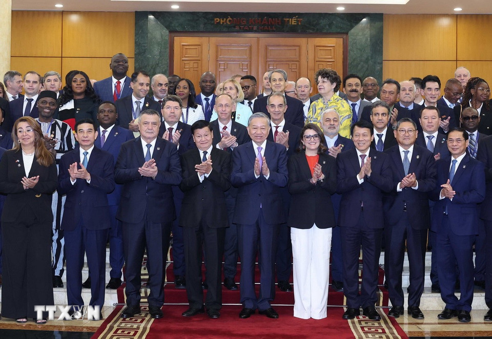 Tổng Bí thư Tô Lâm chụp ảnh chung với Trưởng đoàn các nước tham dự Lễ mở ký Công ước Hà Nội. (Ảnh: Thống Nhất/TTXVN)