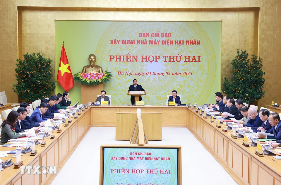 Thủ tướng Phạm Minh Chính chủ trì Phiên họp thứ hai Ban Chỉ đạo xây dựng nhà máy điện hạt nhân. (Ảnh: Dương Giang/TTXVN)