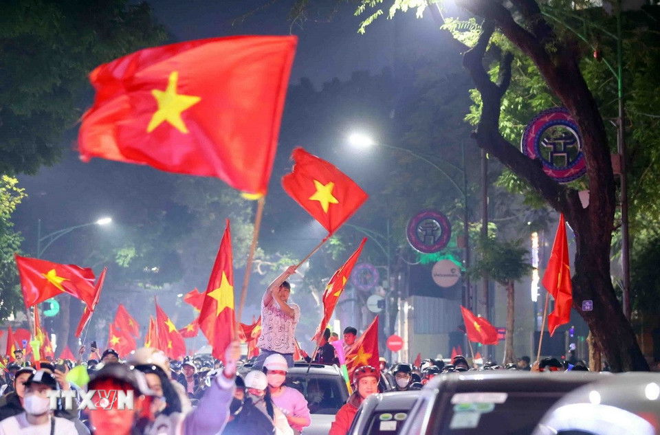 Người dân Thủ đô đổ ra đường mừng chiến thắng của đội tuyển Việt Nam trước Thái Lan trong trận Chung kết lượt đi trên sân Việt Trì, tối 2/1. (Ảnh: Phạm Kiên/TTXVN)