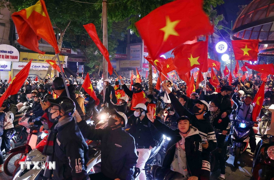 Cờ đỏ sao vàng tung bay khắp các con phố của Hà Nội sau khi đội tuyển Việt Nam giành chiến thắng trước Thái Lan ở trận chung kết lượt đi, tối 2/1. (Ảnh: Phạm Kiên/TTXVN)