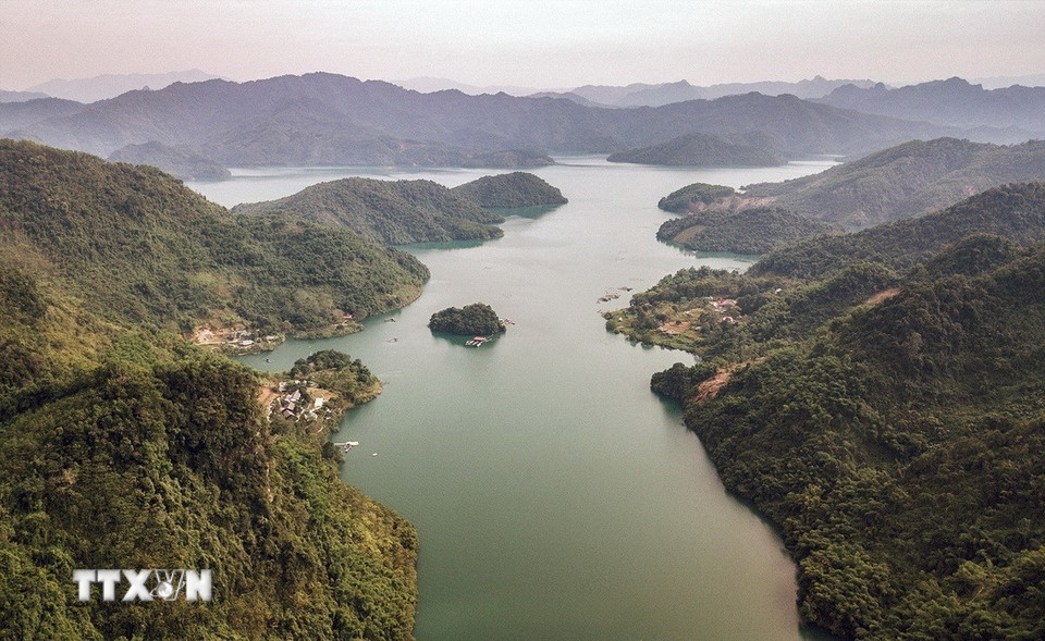 Nước hồ xanh trong và cảnh quan hùng vĩ trong vùng lòng hồ thủy điện Hòa Bình biến nơi đây thành điểm đến khó bỏ qua cho du khách trong và ngoài nước. (Ảnh: Trọng Đạt/TTXVN)