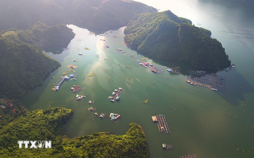 Không chỉ mang ý nghĩa to lớn về kinh tế-năng lượng, hồ Hòa Bình ngày nay đang dần khẳng định vị thế là điểm đến du lịch sinh thái, nghỉ dưỡng và trải nghiệm văn hóa hấp dẫn bậc nhất vùng trung du và miền núi phía Bắc. (Ảnh: Trọng Đạt/TTXVN)