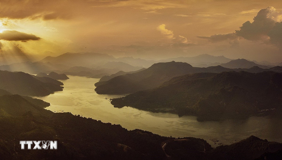 Từ trên cao nhìn xuống, hồ như một dải lụa xanh khổng lồ mềm mại giữa đại ngàn, tạo nên cảnh quan đầy hùng vĩ và trữ tình. (Ảnh: Trọng Đạt/TTXVN)