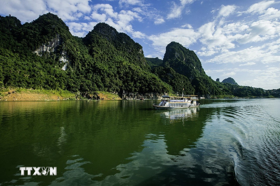 Những chuyến tàu chở khách du lịch đi trên lòng hồ để thưởng lãm vẻ đẹp của hồ Hòa Bình. (Ảnh: Trọng Đạt/TTXVN)