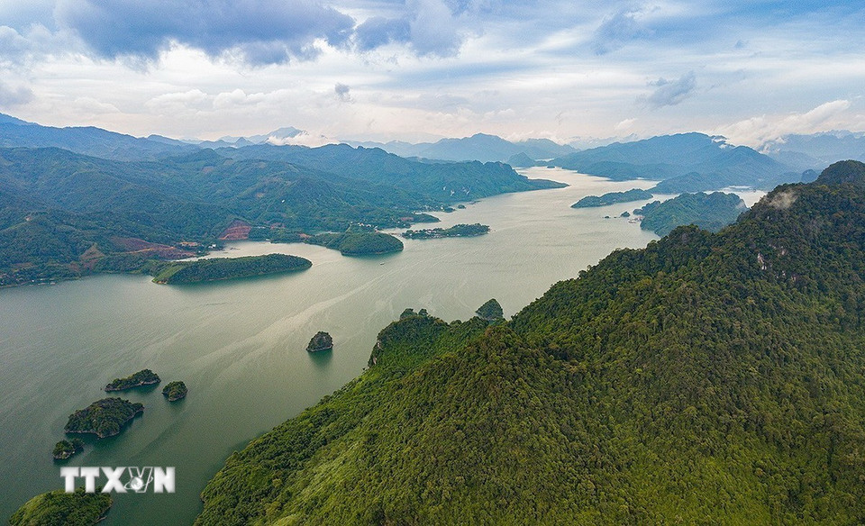 Cảnh quan trên hồ Hòa Bình được ví như Vịnh Hạ Long của vùng núi Tây Bắc hùng vĩ và nên thơ. (Ảnh: Trọng Đạt/TTXVN)