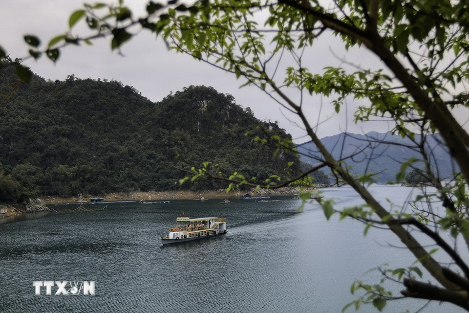 Cảnh quan sông núi lẩn khuất trong những màn sương và hoạt động của con người điểm xuyết tạo nên một bức tranh thủy mặc đầy thơ mộng. (Ảnh: Trọng Đạt/TTXVN)