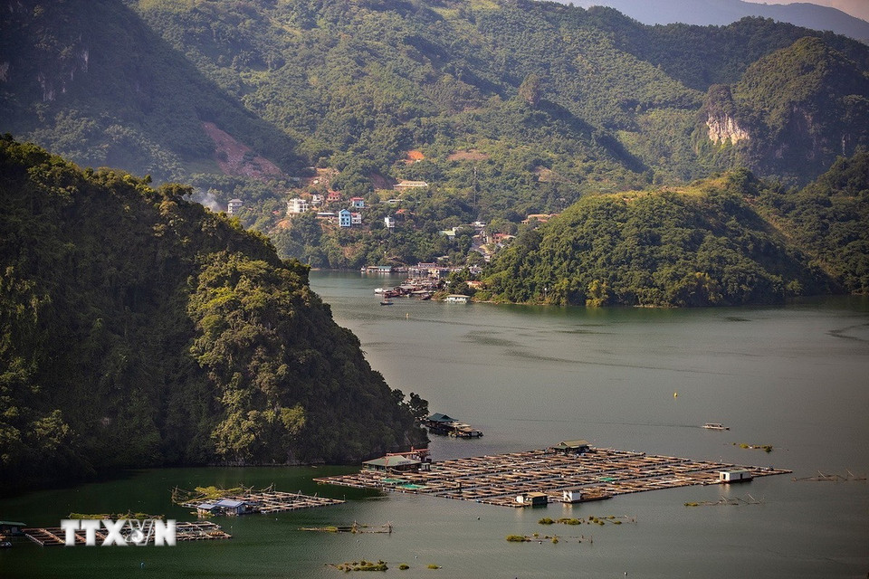 Nước hồ xanh trong và cảnh quan hùng vĩ trong vùng lòng hồ thủy điện Hòa Bình đã và đang biến nơi đây thành điểm đến khó bỏ qua cho du khách. (Ảnh: Trọng Đạt/TTXVN)