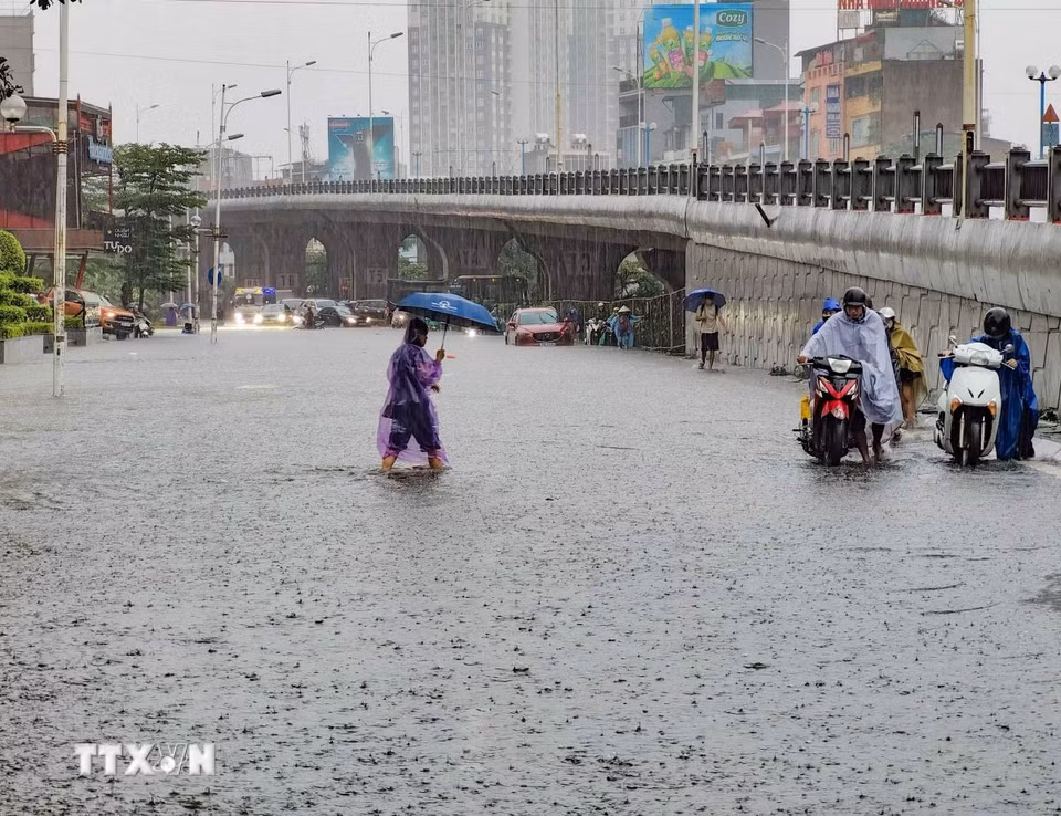 Cuối đường Minh Khai (phía chân cầu Vĩnh Tuy) mênh mông nước (chiều 30/9/2025). (Ảnh: Thanh Tùng/TTXVN)