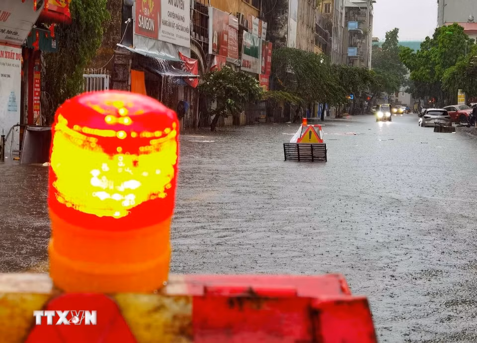 Cảnh báo nguy hiểm ngập úng trên phố Mạc Thị Bưởi (chiều 30/9/2025). (Ảnh: Thanh Tùng/TTXVN)