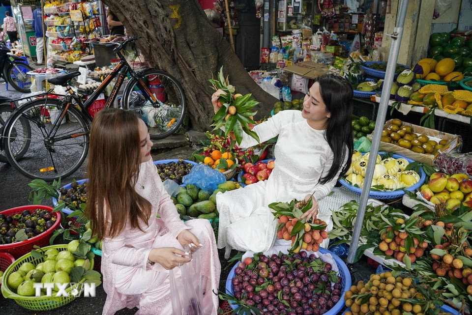 Tết Đoan Ngọ là thời điểm nhiều loại trái cây đang vào mùa vụ, nên ưu tiên những loại có vị ngọt, chua: như mận, vải... (Ảnh: Khánh Hòa/TTXVN)