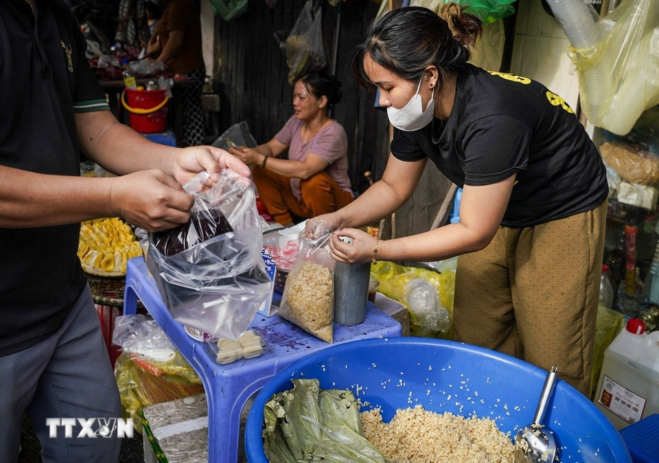 Rượu nếp là món đặc trưng không thể thiếu trong ngày Tết Đoan Ngọ. (Ảnh: Khánh Hòa/TTXVN)