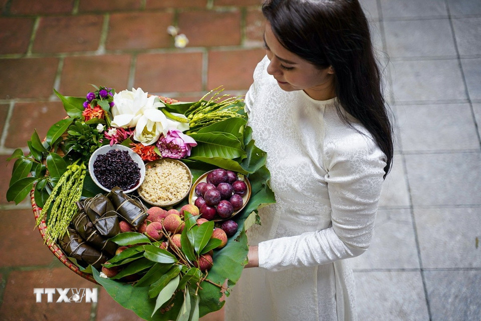 Mâm cúng Tết Đoan Ngọ là cách con cháu thể hiện lòng hiếu thảo và biết ơn. Tùy theo phong tục từng vùng miền mà mâm cúng có thể khác nhau. Mâm cúng thường được chuẩn bị tươm tất và dâng lên bàn thờ vào giờ Ngọ (khoảng 11h-1h chiều). (Ảnh: Khánh Hòa/TTXVN)