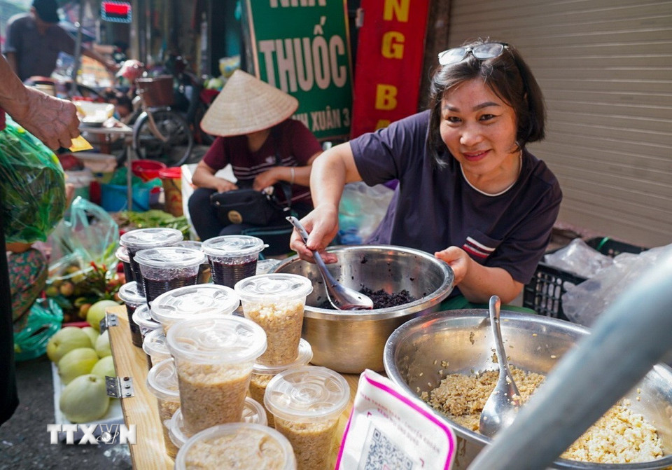 Rượu nếp là món đặc trưng không thể thiếu trong ngày Tết Đoan Ngọ. (Ảnh: Khánh Hòa/TTXVN)