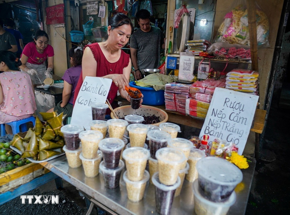 Rượu nếp là món đặc trưng không thể thiếu trong ngày Tết Đoan Ngọ. (Ảnh: Khánh Hòa/TTXVN)