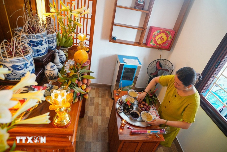 Mâm cúng Tết Đoan Ngọ là cách con cháu thể hiện lòng hiếu thảo và biết ơn. Tùy theo phong tục từng vùng miền mà mâm cúng có thể khác nhau. Mâm cúng thường được chuẩn bị tươm tất và dâng lên bàn thờ vào giờ Ngọ (khoảng 11h-1h chiều). (Ảnh: Khánh Hòa/TTXVN)