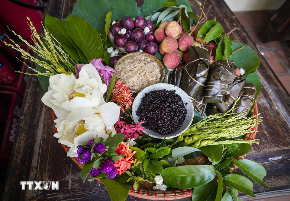 Mâm cúng Tết Đoan Ngọ là cách con cháu thể hiện lòng hiếu thảo và biết ơn. (Ảnh: Khánh Hòa/TTXVN)