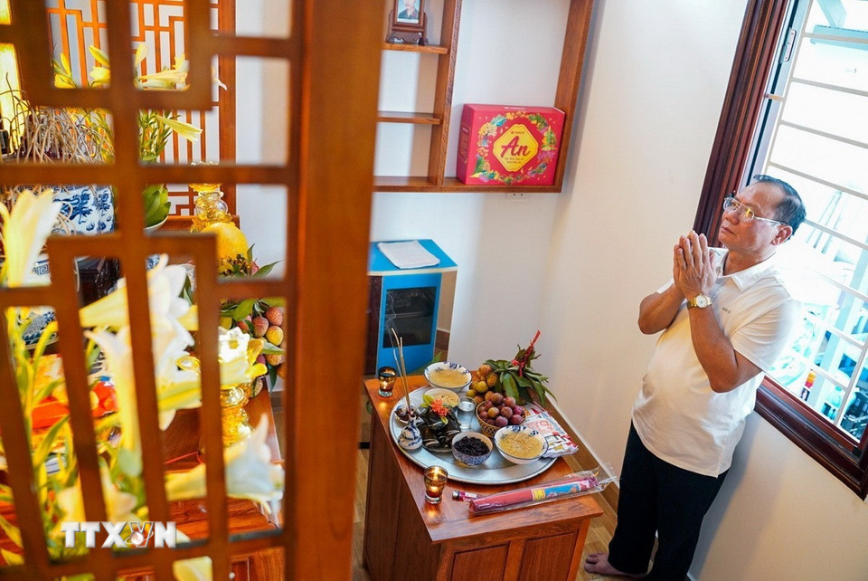 Mâm cúng Tết Đoan Ngọ là cách con cháu thể hiện lòng hiếu thảo và biết ơn. (Ảnh: Khánh Hòa/TTXVN)