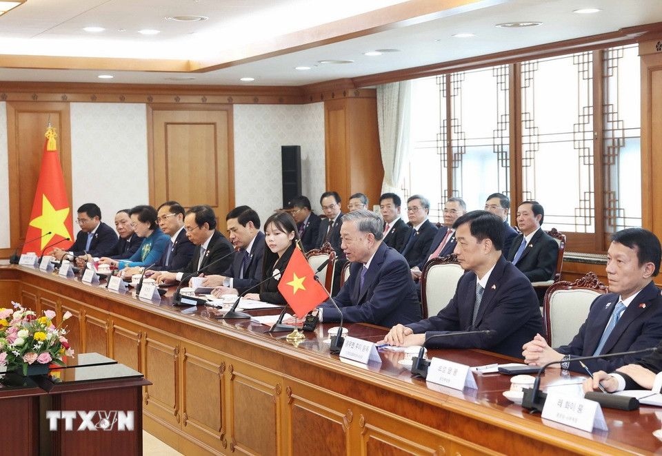 Tổng Bí thư Tô Lâm và đoàn Việt Nam tại cuộc hội kiến Thủ tướng Hàn Quốc Kim Min Seok. (Ảnh: Thống Nhất/TTXVN)