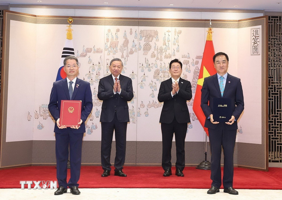 Tổng Bí thư Tô Lâm và Tổng thống Hàn Quốc Lee Jae Myung chứng kiến lễ trao Biên bản thỏa thuận tăng cường hợp tác giữa Ủy ban Nhân dân thành phố Đà Nẵng (Việt Nam) và Chính quyền thành phố Pyeongtaek (Hàn Quốc). (Ảnh: Thống Nhất/TTXVN)