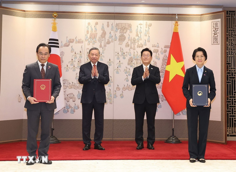 Tổng Bí thư Tô Lâm và Tổng thống Hàn Quốc Lee Jae Myung chứng kiến lễ trao Thỏa thuận sửa đổi bổ sung Bản ghi nhớ giữa Bộ Giáo dục và Đào tạo Việt Nam với Bộ Giáo dục Hàn Quốc về hợp tác giáo dục. (Ảnh: Thống Nhất/TTXVN)