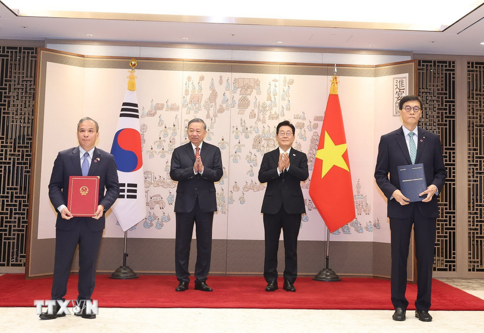 Tổng Bí thư Tô Lâm và Tổng thống Hàn Quốc Lee Jae Myung chứng kiến lễ trao Bản ghi nhớ giữa Ngân hàng Nhà nước Việt Nam và Ngân hàng Trung ương Hàn Quốc về hợp tác và hỗ trợ kỹ thuật liên quan đến hoạt động Ngân hàng Trung ương. (Ảnh: Thống Nhất/TTXVN)