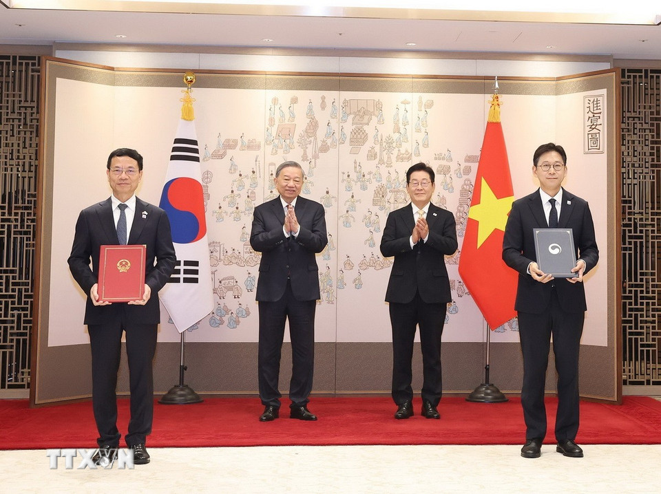 Tổng Bí thư Tô Lâm và Tổng thống Hàn Quốc Lee Jae Myung chứng kiến lễ trao Bản ghi nhớ giữa Bộ Khoa học và Công nghệ Việt Nam với Bộ Khoa học, Công nghệ Thông tin và Truyền thông Hàn Quốc về hợp tác khoa học công nghệ. (Ảnh: Thống Nhất/TTXVN)