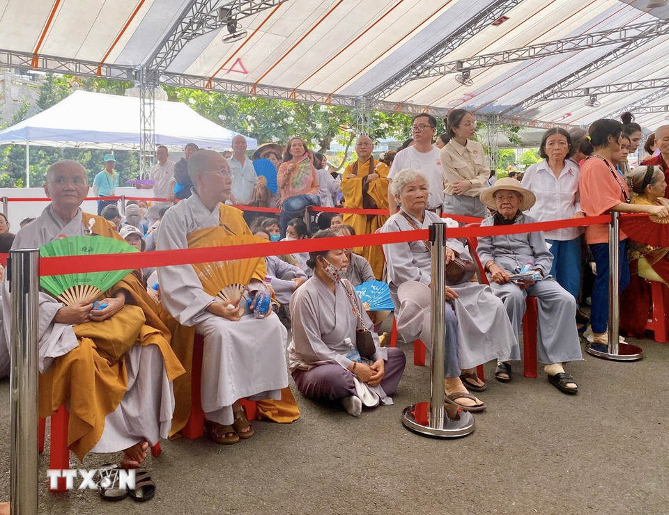 Người dân chờ vào chiêm bái xá lợi Bồ tát Thích Quảng Đức. (Ảnh: Hữu Duyên/TTXVN)