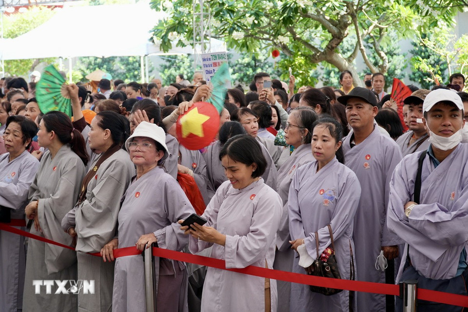 Người dân xếp hàng chờ vào chiêm bái xá lợi Bồ tát Thích Quảng Đức. (Ảnh: Hữu Duyên/TTXVN)