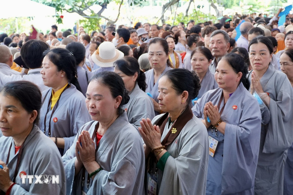 Các phật tử và khách hành hương đã thành tâm chiêm bái và tụng kinh cầu nguyện cho hòa bình, hạnh phúc cho gia đình, đất nước. (Ảnh: Hữu Duyên/TTXVN)