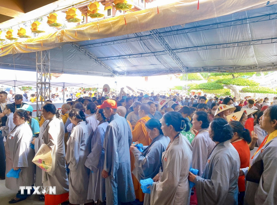 Hàng dài người dân, phật tử vào chiêm bái xá lợi. (Ảnh: Hồng Giang/TTXVN)