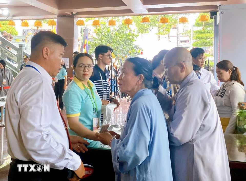 Người dân được kiểm tra an ninh trước khi vào chiêm bái xá lợi. (Ảnh: Hồng Giang/TTXVN)